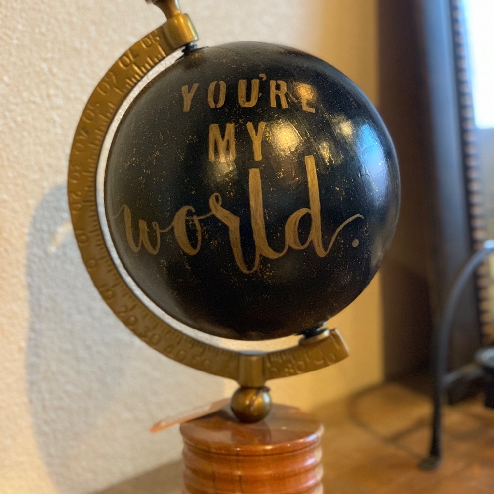 Decorative glitter globe